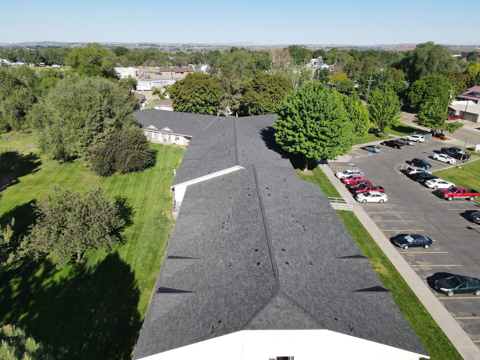 A long roof run over a parking lot